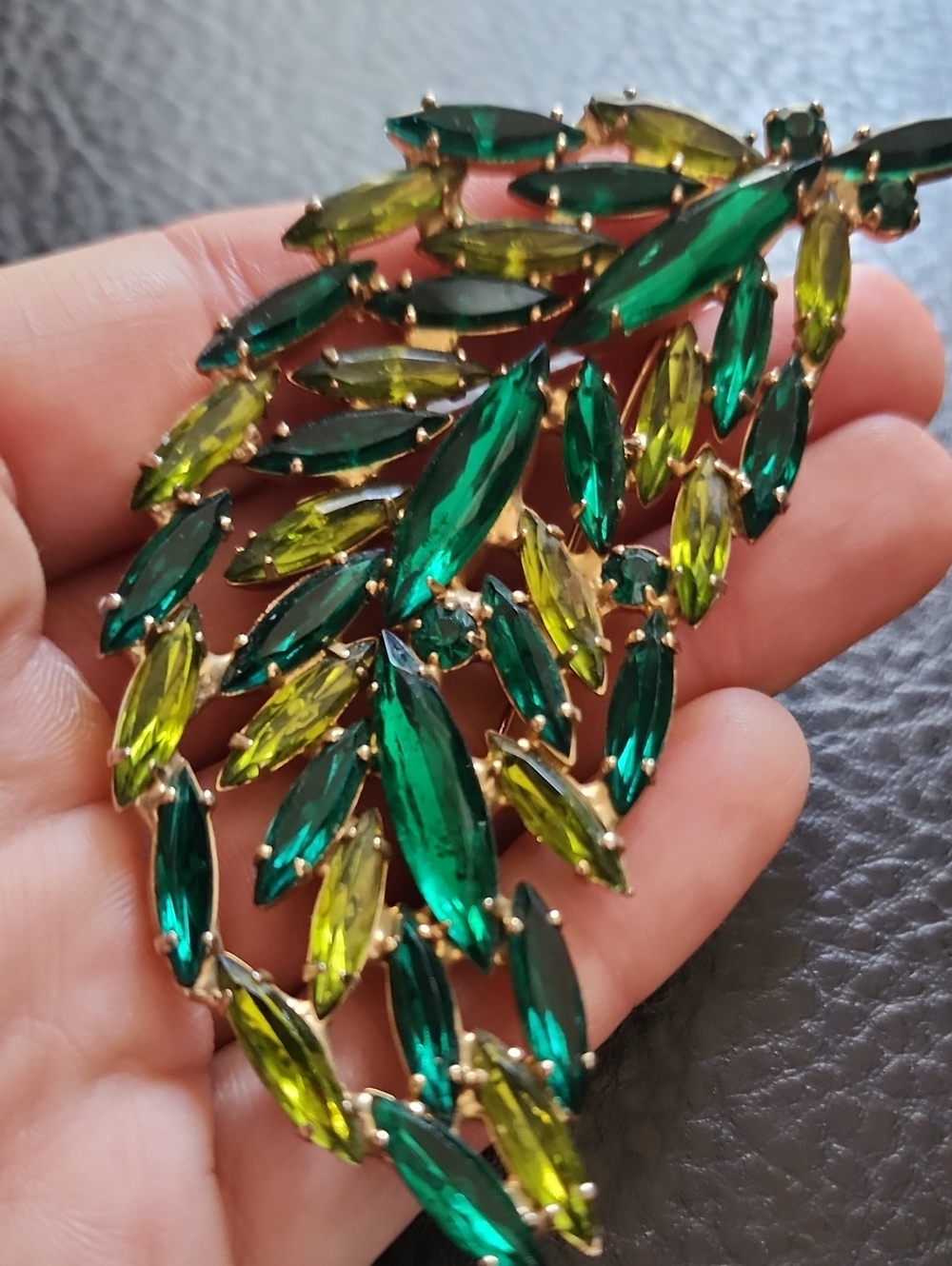VTG Emerald & Lime Marquise Crystal Leaf Brooch - Women Jewelry - Picture 4 of 9